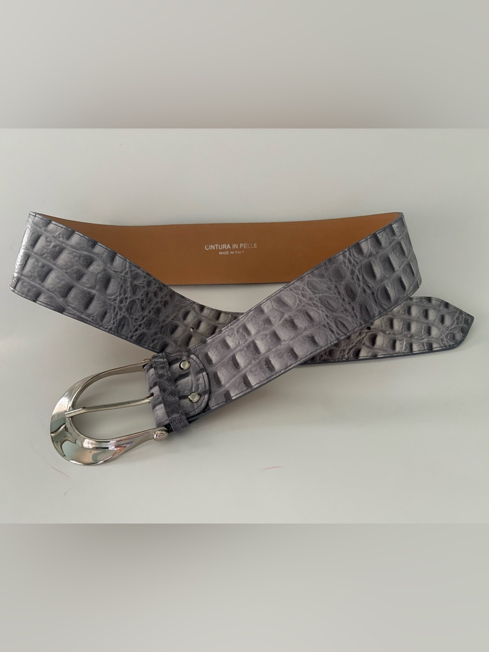 Women’s Gray Crocodile-Embossed Leather Belt Made in Italy silver buckle